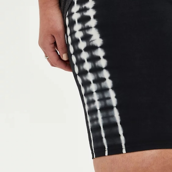 BLACK SIDE TIE DYE BIKER SHORT - Picture 4 of 5